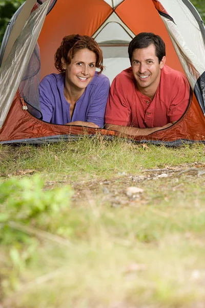 Casal em uma tenda sorrindo — Fotografia de Stock