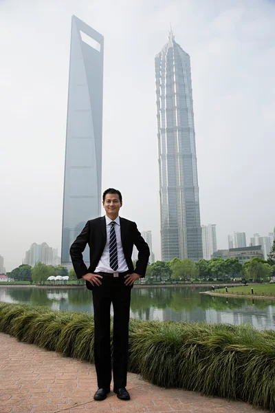 Kínai üzletember felhőkarcoló közelében — Stock Fotó