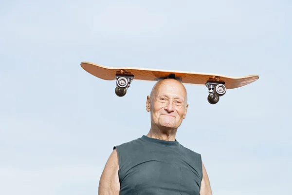 Muž s skateboard na hlavě — Stock fotografie