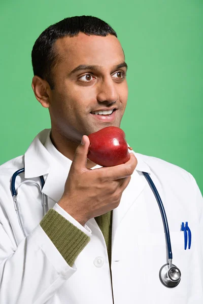 Läkare äta ett äpple — Stockfoto