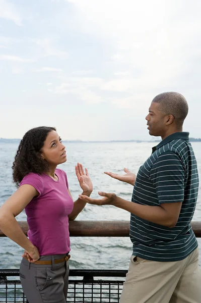 Casal discutindo perto do rio — Fotografia de Stock