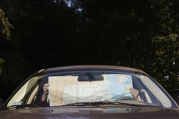 Pessoas no carro com mapa — Fotografia de Stock