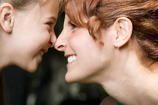 Mère et fille face à face — Stockfoto