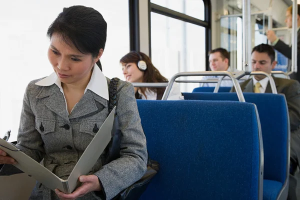 Les gens roulent en train — Photo