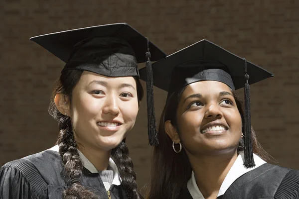 Portrét dvou ženských absolventů — Stock fotografie