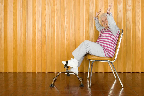 Mujer mayor haciendo ejercicio — Foto de Stock