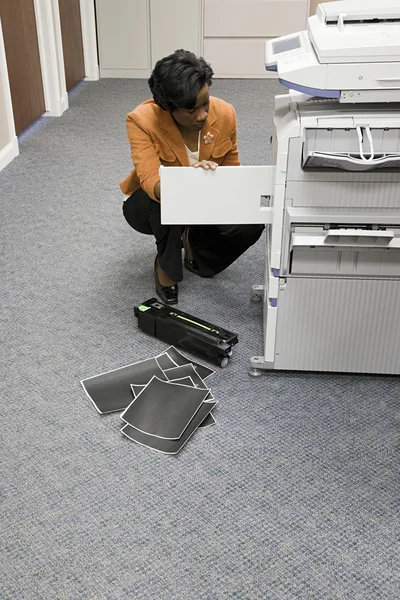 Trabalhador de escritório olhando para fotocopiadora — Fotografia de Stock