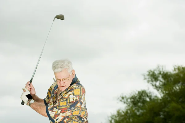 Äldre man spela golf — Stockfoto