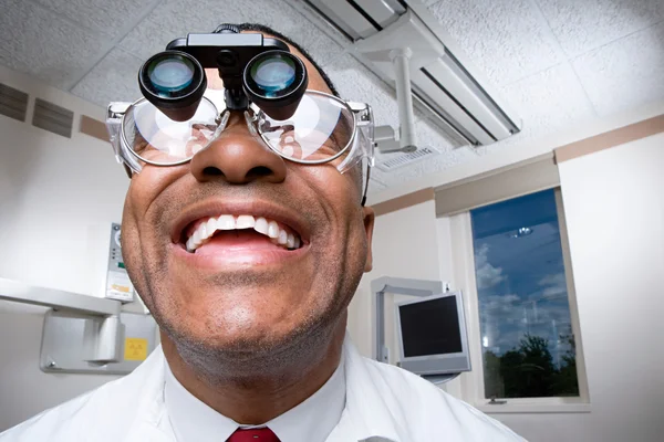 Dentista com lupas binoculares dentárias — Fotografia de Stock