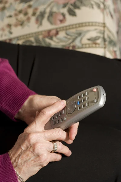 Donna anziana con telecomando — Foto Stock