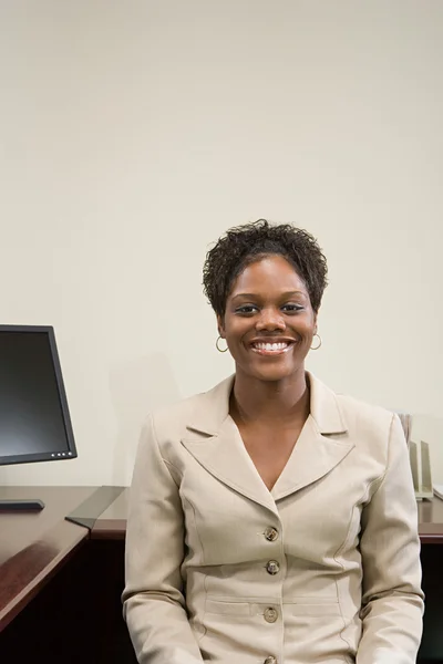 Mujer de negocios sonriendo en la oficina —  Fotos de Stock