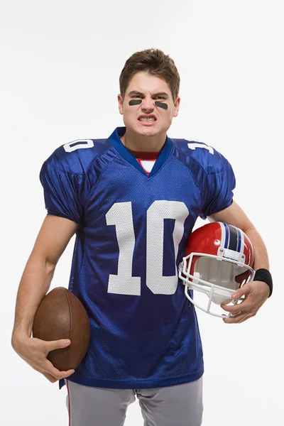 Jogador de futebol americano com capacete e bola — Fotografia de Stock