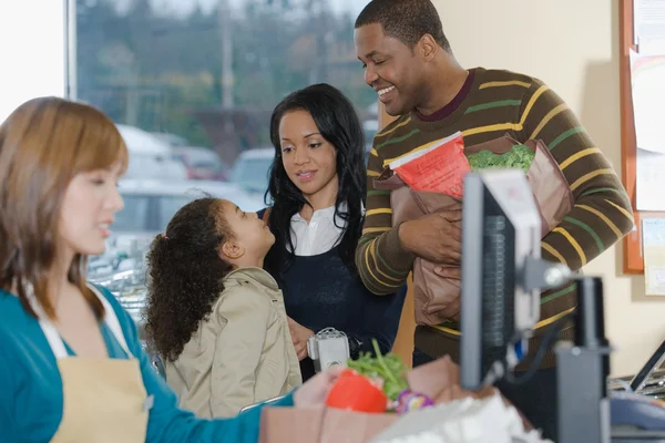 En familie ved kassen i supermarkedet - Stock-foto