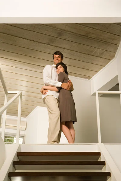 Casal abraço no topo das escadas — Fotografia de Stock