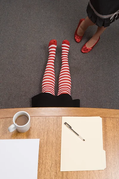 Büroangestellte versteckt sich unter Schreibtisch — Stockfoto
