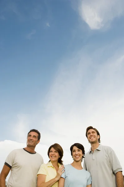 Familie buiten opgegroeid — Stockfoto