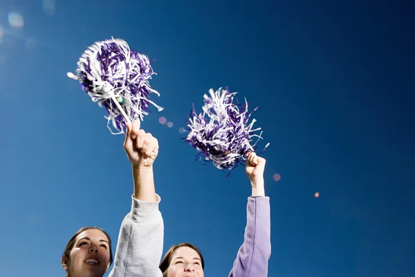 Meninas cheerleading no céu fundo — Fotografia de Stock