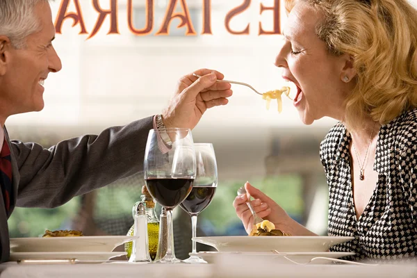 Man feeding pasta to woman — Stock Photo, Image