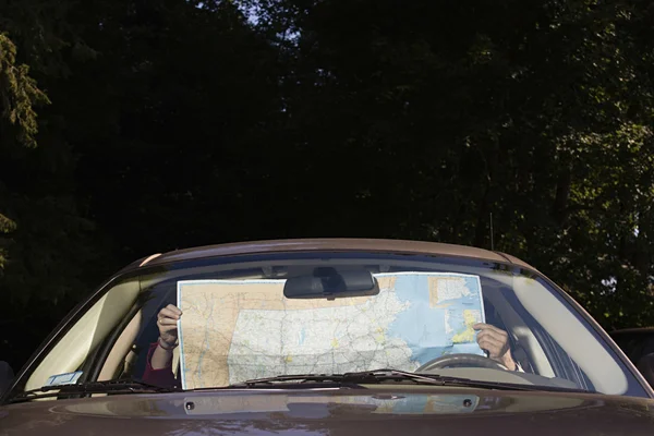 Pessoas no carro com mapa Fotografia De Stock