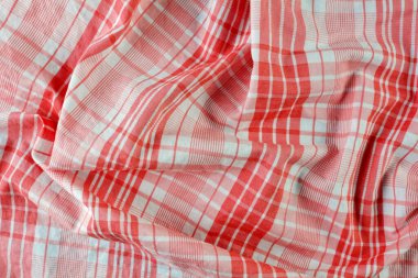 Yumuşak kontrol desenli ve görünür kıvrımlı kırmızı flanel kumaş.
