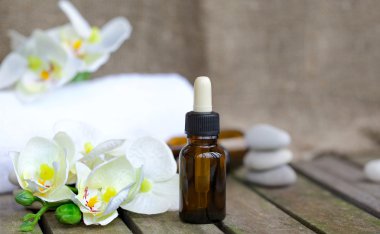 Saf orkide esans damlalıklı şişelerde. Portre