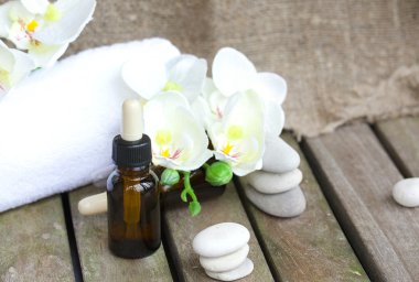 Saf orkide esans damlalıklı şişelerde. Portre