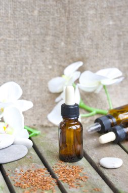 Bir damlalık şişe keten tohumu yağı. Portre