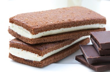 Ev yapımı çikolata sünger kek kabarık sütlü dolgu ile. Closeu