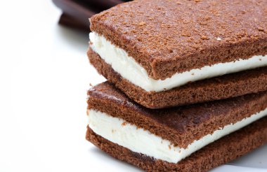 Ev yapımı çikolata sünger kek kabarık sütlü dolgu ile. Closeu