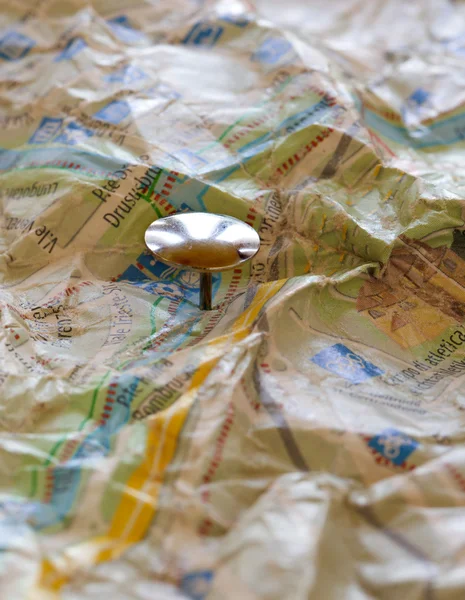 Biuro pin wstawione na mapie zacięty — Zdjęcie stockowe
