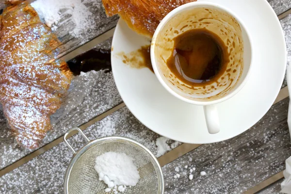 Une tasse sale après le café sur une surface en bois . — Photo