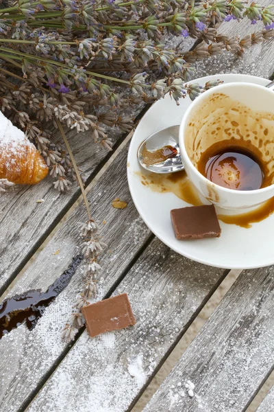 A dirty cup after coffee on a wooden surface. — Stock Photo, Image