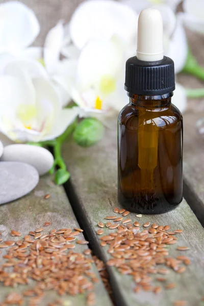 Een druppelaar fles lijnzaadolie. Closeup — Stockfoto