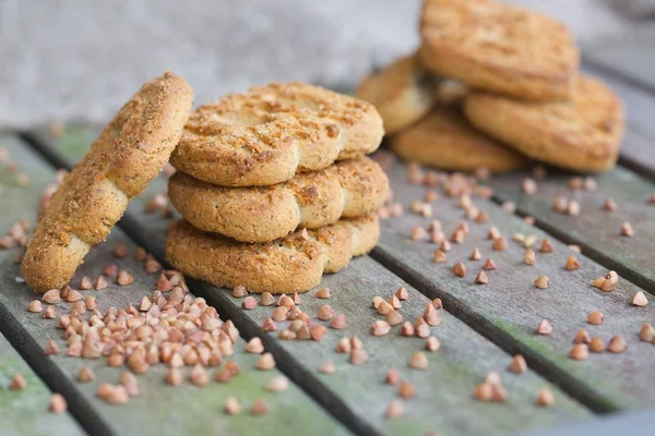 Biscotti di grano saraceno su una superficie di legno. Primo piano — Foto Stock