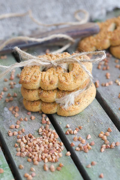 Biscuiți de hrișcă pe o suprafață de lemn. Closeup — Fotografie, imagine de stoc