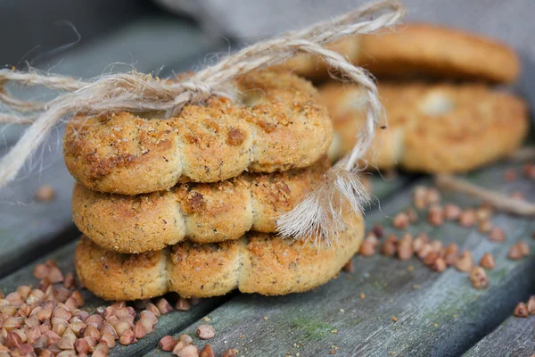 Biscuiți de hrișcă pe o suprafață de lemn. Closeup — Fotografie, imagine de stoc