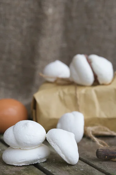 Merengue italiano em uma superfície de madeira velha . — Fotografia de Stock