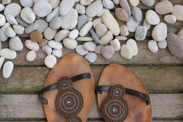 Chaussures d'été pour femmes sur une surface en bois. Contexte . — Photo