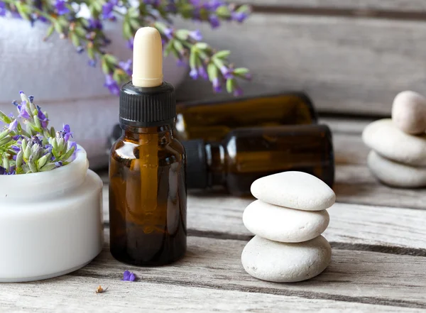 Lavanta esansiyel yağı bir damlalık şişe. Portre