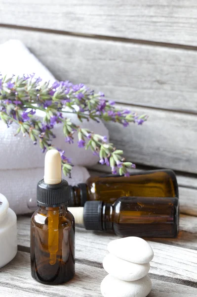 A dropper bottle of lavender essential oil. Closeup — Stock Photo, Image