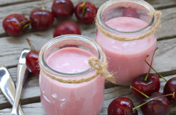 Yogur natural de cereza casero. Primer plano. — Foto de Stock