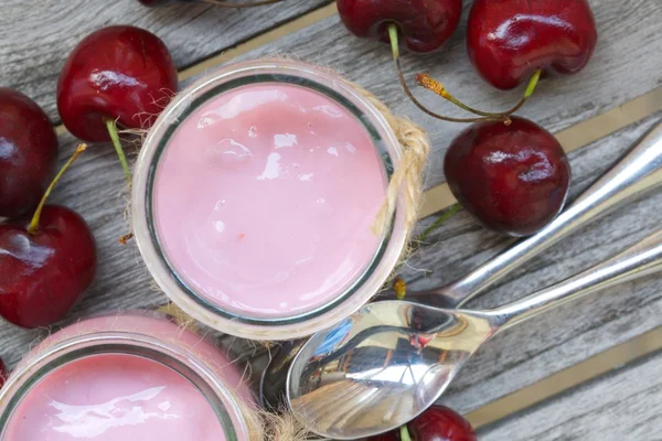 Iogurte de cereja caseiro natural. Fechar. — Fotografia de Stock
