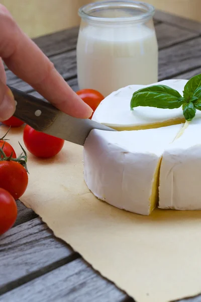 Formaggio francese puzzolente e pomodorini rossi. Primo piano — Foto Stock