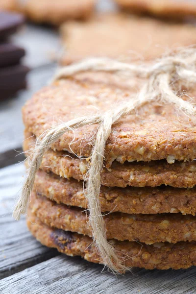 Biscuiți de ovăz de fitness pe o suprafață veche de lemn. Closeup — Fotografie, imagine de stoc