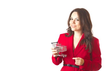 Bir alışveriş sepeti ile genç bir kadın.