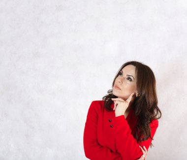 Düşünceli bir kadın kırmızı klasik ceket.