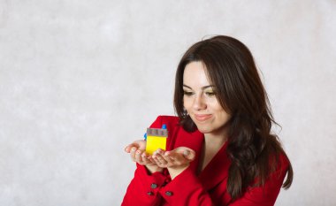 Bir bayan bir küçük kauçuk ev tutar