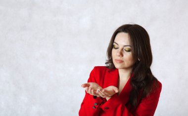 Genç bir kadın o onun elinde bir şeyler vardır hayal