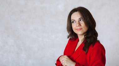 Genç bir kadın bir şey üzerinde yansıtır