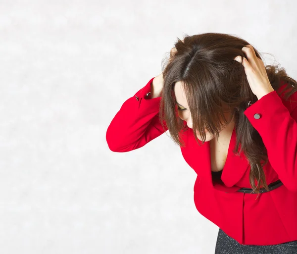 A young woman itches her head — Stock Photo, Image